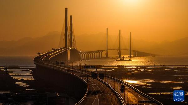 <p>　　黄茅海跨海通道高栏港大桥(左侧两主塔)和黄茅海大桥(右侧三主塔)(12月4日摄，无人机照片)。</p><p>　　历时四年建设的黄茅海跨海通道将于12月11日正式通车。黄茅海跨海通道起于广东珠海平沙镇、终于江门斗山镇，东接港珠澳大桥西延线鹤洲—高栏港高速，西接西部沿海高速，横跨珠江口崖门入海口黄茅海水域，线路全长约31公里，其中跨海段主要由高栏港大桥和黄茅海大桥组成。黄茅海跨海通道建成通车后，将与港珠澳大桥、深中通道、南沙大桥、虎门大桥共同组成粤港澳大湾区跨海跨江通道群。</p>